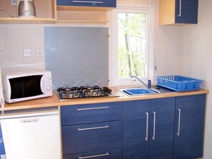 Fridge, microwave, stovetop - ZEcamping 3 étoiles piscine cottage TV clim 16m2 2 pers (Durfort)