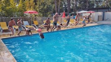 Een verwarmd zwembad