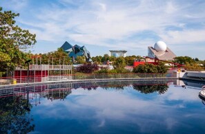 A calm water body reflecting buildings and trees, with a clear sky above. - ZEcamping 2 étoiles piscine chauffée mobil-home TV 25m2 5 pers (Prailles-La Couarde)