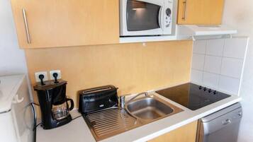 Jääkaappi, mikroaaltouuni, liesi, astianpesukone