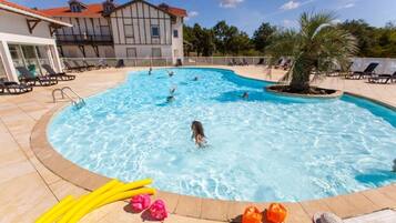 Una piscina cubierta, una piscina climatizada
