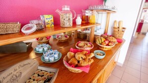 Ein reichhaltiges Frühstücksbuffet mit verschiedenen Speisen und Getränken.