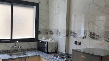 Fridge, oven, stovetop, coffee/tea maker