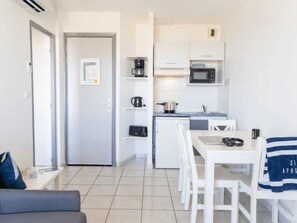 Fridge, microwave, stovetop, toaster - Appartement 3 étoiles - ccbbdge (Fleury)