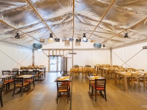 Dining - ZEcamping 2* animaux acceptés locatif TV clim 33m2 6 pers (Les Epesses)