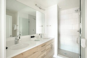 Dusche, Haartrockner, Handtücher, Shampoo