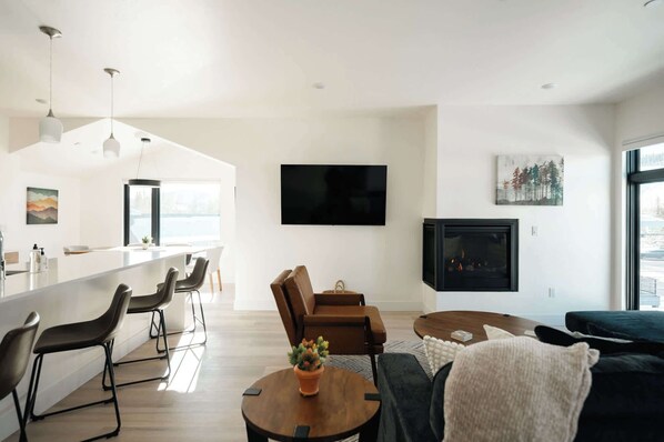 TV, fireplace