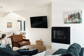 Televisión y chimenea 