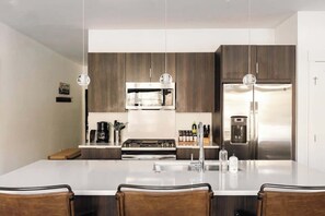 Frigorífico, microondas, horno y placa de cocina