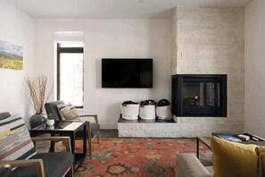Una televisión, una chimenea