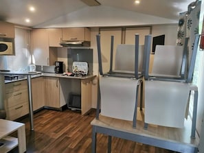 Fridge, microwave, stovetop