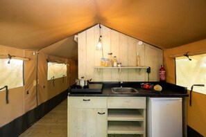 Kühlschrank, Mikrowelle, Herdplatte