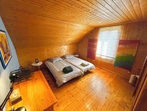 3 makuuhuonetta, työpöytä, vauvan matkasänky, ilmainen Wi-Fi