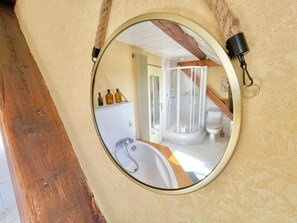 Douche, séchoir à cheveux, serviettes fournies, savon