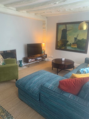 Living area - Luxurious cottage in centre of LONG MELFORD (Long Melford)