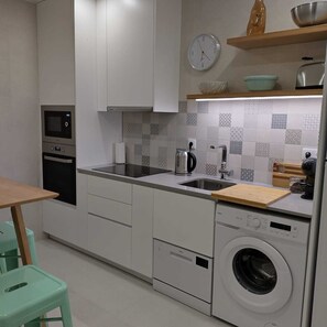 Geladeira, micro-ondas, fogão, cooktop