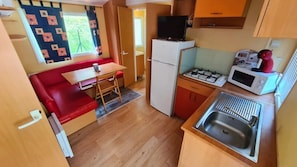 Réfrigérateur, four à micro-ondes, surface de cuisson