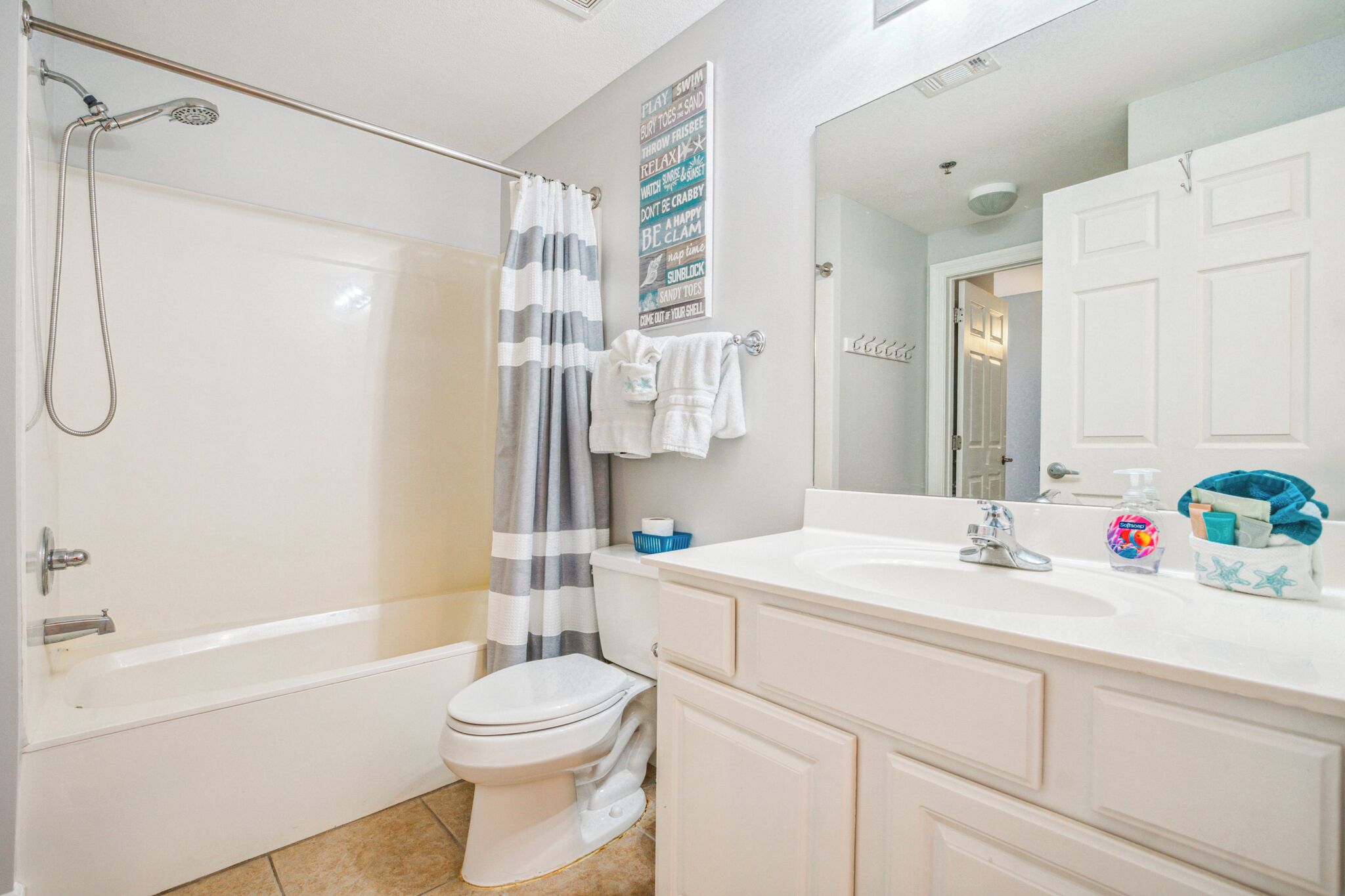 Une salle de bain équipée d’une baignoire, de toilettes, d’une douche et d’un meuble-lavabo avec un miroir.