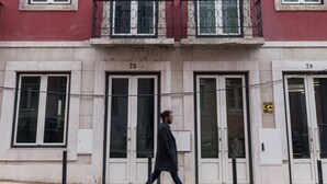 Un edificio de varios pisos con balcones y ventanas.