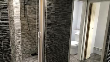 ダブルルーム シティビュー | バスルーム | シャワー、タオル、シャンプー、トイレットペーパー