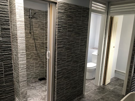 Double Room, City View | Bathroom | Shower, towels, shampoo, toilet paper. Railway Inn