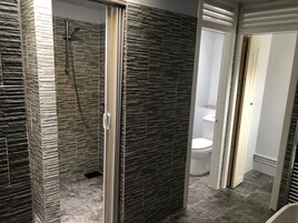 Quarto casal, vista para a cidade | Banheiro | Chuveiro, toalhas de banho, shampoo, papel higiênico