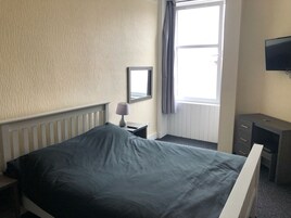 Quarto casal, vista para a cidade | Roupas de cama antialérgicas, escrivaninha