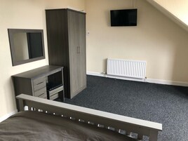 Quarto casal, vista para a cidade | Roupas de cama antialérgicas, escrivaninha