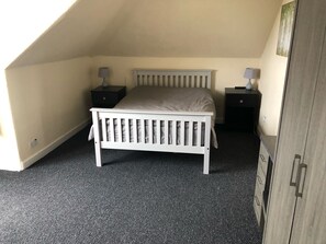 Tweepersoonskamer, uitzicht op stad | 1 slaapkamer, een bureau, een laptopwerkplek, gratis wifi