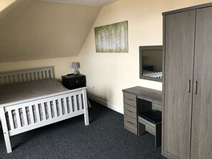 Escritorio, espacio para trabajar con laptop y wifi gratis 