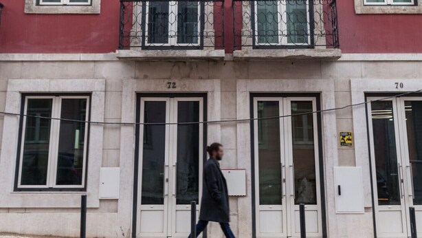 Un immeuble à plusieurs étages doté de balcons et de fenêtres.