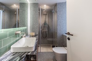 Shower, hair dryer, towels - FLH Glória 70 Flat V (Lisbon)