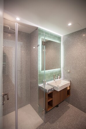 Dusche, Haartrockner, Handtücher