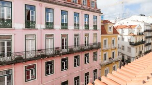 A multi-story building with balconies and a red-tiled roof. - FLH Glória 70  Duplex I (Lisbon)