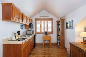 Réfrigérateur, micro-ondes, plaque de cuisson, cafetière/bouilloire