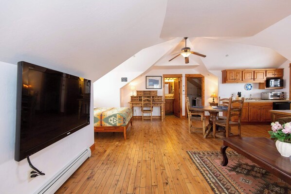 1 bedroom, desk, WiFi, bed sheets