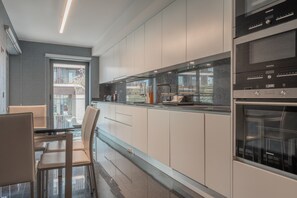 Kühlschrank, Mikrowelle, Ofen, Wasserkocher mit Kaffee-/Teezubehör