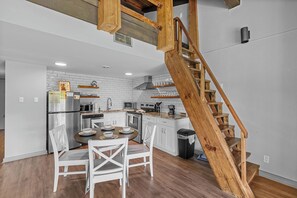 Réfrigérateur, four à micro-ondes, un four, surface de cuisson