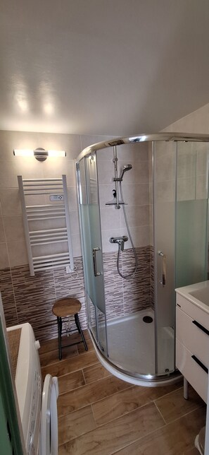 Douche, serviettes fournies, papier toilette