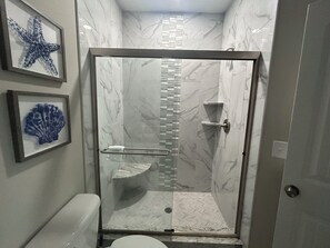Dusche, Haartrockner, Handtücher, Toilettenpapier