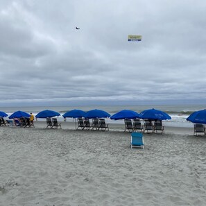 Beach nearby, sun loungers, beach towels