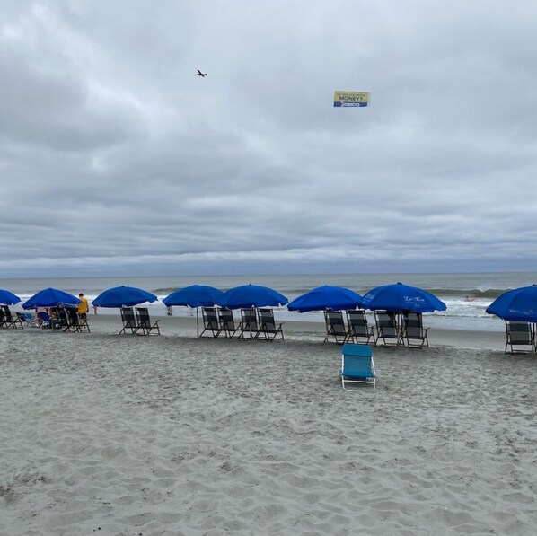 Plage à proximité, chaises longues, serviettes de plage