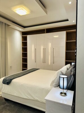 1 habitación, tabla de planchar con plancha, wifi y ropa de cama