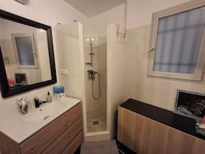 Sèche-cheveux, savon, papier toilette