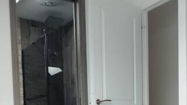 A room with a white door, a wooden floor, and a view of a bathroom through a glass door. - Between lake and mountains, L'ange des Cimes welcomes you to Savines-le-Lac (Savines-le-Lac)