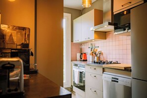 Fridge, microwave, oven, stovetop - L'Aneto - Charme, Balcon, Home-cinema (Paris)