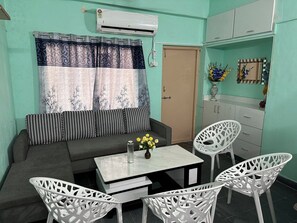 Living area - Jasmine Beach Stay 2BHK apartment on Beach Road in brilliant Vizag w/WiFi + 3xAC (Visakhapatnam)