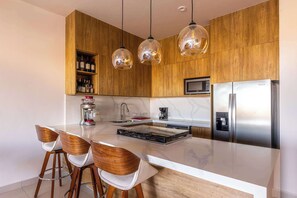 Réfrigérateur, micro-ondes, four, plaque de cuisson