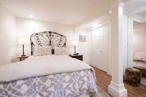 Iron/ironing board, free WiFi, bed sheets - Cozy Apt Near Dolores Park & Mission (San Francisco)