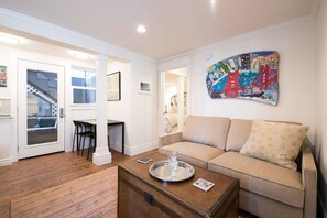 TV, offices - Cozy Apt Near Dolores Park & Mission (San Francisco)